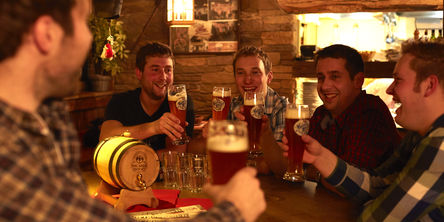Fünf Männer trinken gemeinsam Bier 