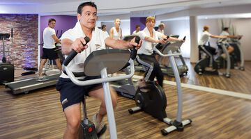 Personen beim Cardiotraining im Fitnessbereich 