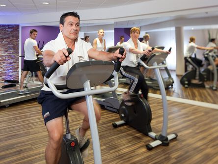Personen beim Cardiotraining im Fitnessbereich 