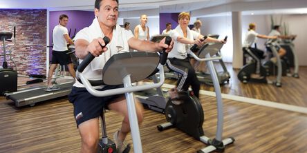 Personen beim Cardiotraining im Fitnessbereich 