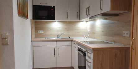 Weiße Küche mit hellem Holz 