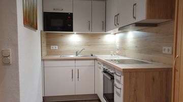 Weiße Küche mit hellem Holz 