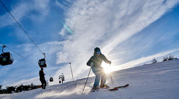 Skifahrer auf de Piste bei Sonnenschein
