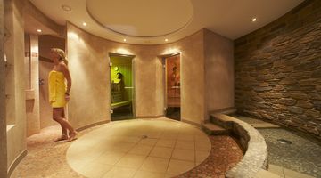 Frau im Saunabereich des Wellnesshotel Quellenhof