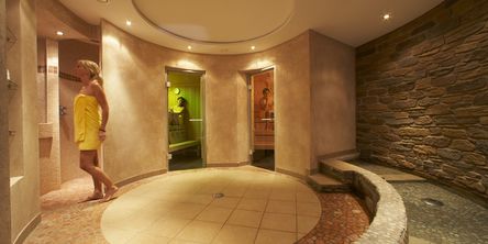 Frau im Saunabereich des Wellnesshotel Quellenhof