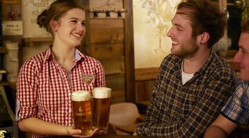 Kellerin serviert Bier 