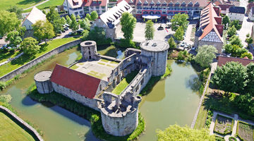 Die Wasserburgruine neben Göbel's Schlosshotel Prinz von Hessen