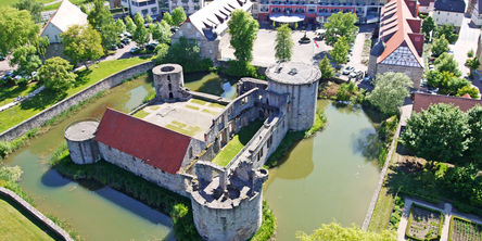 Die Wasserburgruine neben Göbel's Schlosshotel Prinz von Hessen