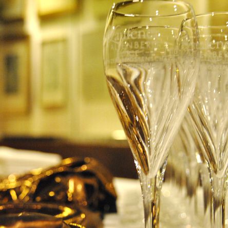 Sektgläser gefüllt mit Champagner