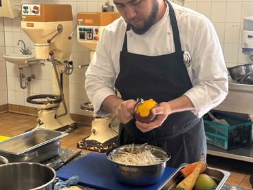 Azubi beim Kartoffeln schälen in der Azubi-Akademie.