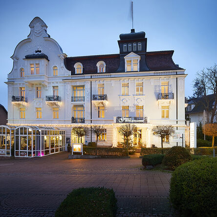 Hotel Quellenhof in Bad Wildungen in der Dämmerung