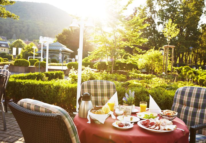 gedeckter Frühstückstisch auf der Terasse des Göbel's Hotel Aquavita