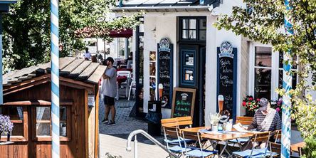 Blick auf den Außenbereich eines bayrischen Restaurants mit blau-weißer Dekoration 