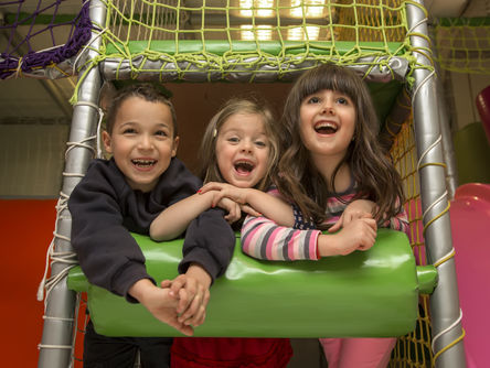 Kleine Kinder spielen im Indoor-Spielpark im Familienhotel in Hessen