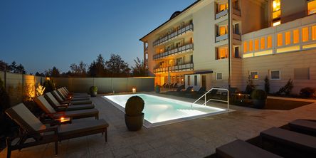 Beleuchteter Außenpool im Hotel Bad Wildungen bei Dämmerung
