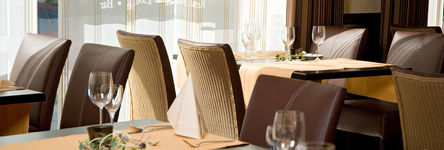 Tische und Stühle in erdfarben geben dem Restaurant "Fräulein Sophies" eine ruhige Atmosphäre.