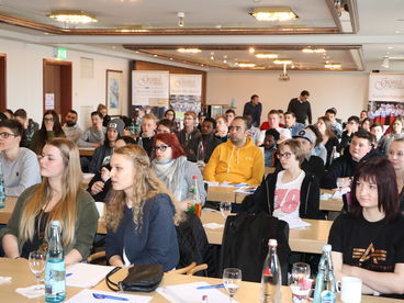 Göbel's Auszubildende sitzen beim Lernen in einem Tagungsraum der Göbel Hotels.