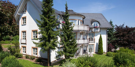 Außenansicht eines Ferienhauses mit Balkonen bei Sonnenschein