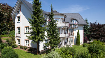 Außenansicht eines Ferienhauses mit Balkonen bei Sonnenschein