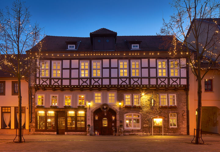 Außenansicht des Brauhauses "Zum Löwen" in der Abenddämmerung