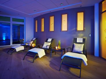 Ruhebereich im Spa mit zwei Relaxliegen mit weißen Handtüchern 