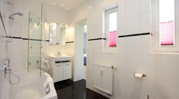 Lichtdurchflutetes Badezimmer in der Ferienwohnung Bad Wildungen