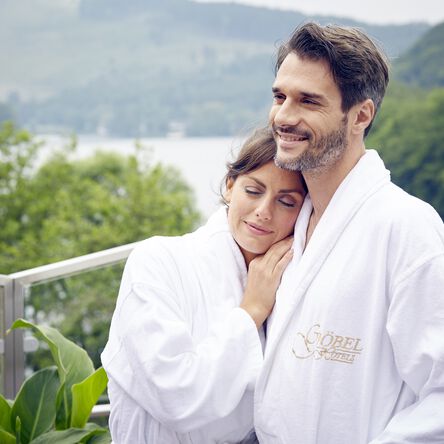 [Translate to english:] Pärchen im Urlaub im Wellnesshotel in Hessen im Göbel's Seehotel im Bademantel 