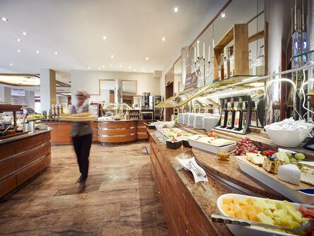 Großes Frühstücksbuffet im Hotel Quellenhof