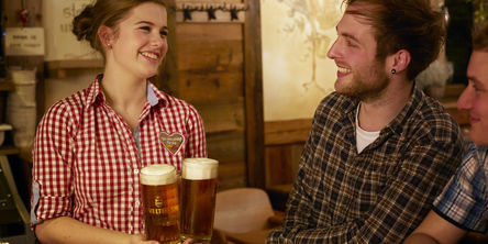 Kellerin serviert Bier 