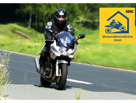 Motorradfahrer auf der Straße mit der ADAC-Motorrad-Zertifizierung