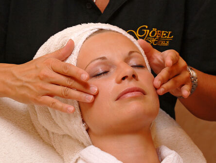 Gesichtsbehandlung und Massage 
