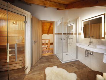 Modernes Badezimmer mit Sauna, Dusche und stilvollem Holzdesign
