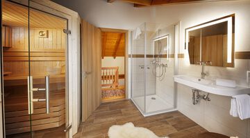 Modernes Badezimmer mit Sauna, Dusche und stilvollem Holzdesign