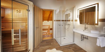 Modernes Badezimmer mit Sauna, Dusche und stilvollem Holzdesign