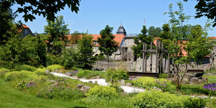 Schlosspark mit blühenden Blumen 
