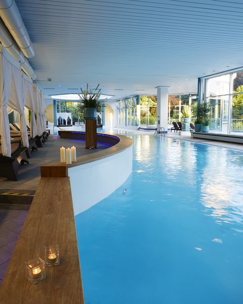 Schwimmbad im Hotel Quellenhof mit Ruheliegen