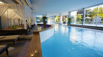 Schwimmbad im Hotel Quellenhof mit Ruheliegen