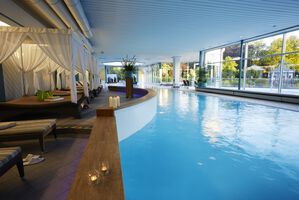 Schwimmbad im Hotel Quellenhof mit Ruheliegen