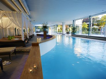 Schwimmbad im Hotel Quellenhof mit Ruheliegen
