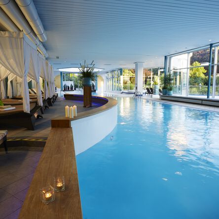 Schwimmbad im Hotel Quellenhof mit Ruheliegen