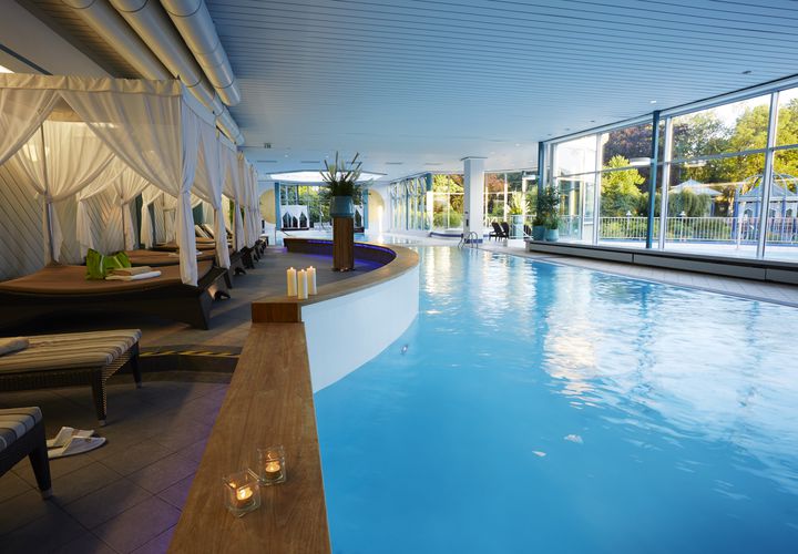 Schwimmbad im Hotel Quellenhof mit Ruheliegen