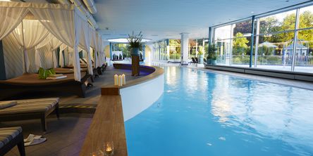 Schwimmbad im Hotel Quellenhof mit Ruheliegen
