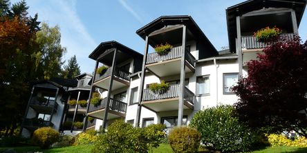 Blick auf die die Balkone im Spätsommer