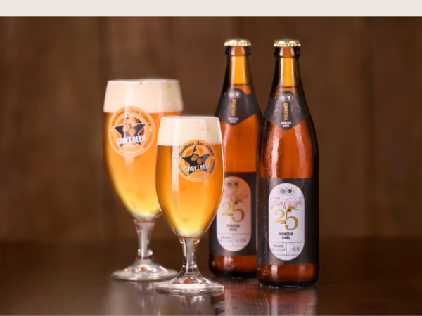 Zwei Flaschen und zwei gefüllte Gläser von dem Fünfzehn25 Sonderbier