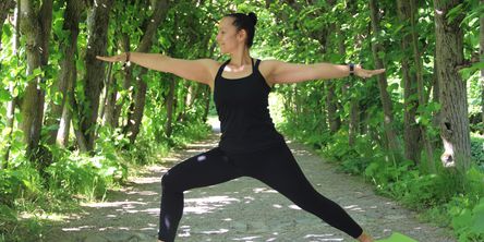 Frau in Yogaposition im Wald