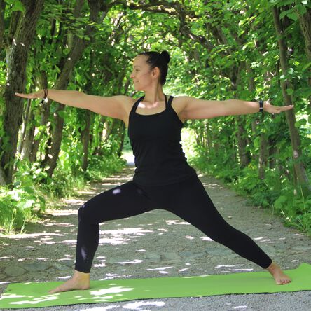 Frau in Yogaposition im Wald