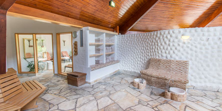 Blick auf eine Steinback in der geräumigen Sauna 