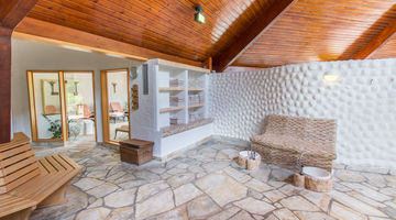 Blick auf eine Steinback in der geräumigen Sauna 