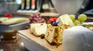 Käseplatte beim Frühstück im Hotel Bad Wildungen