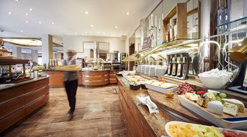 Großes Frühstücksbuffet im Hotel Quellenhof